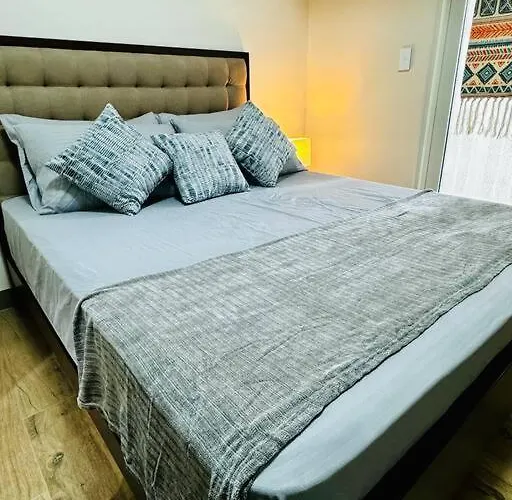 10f Luxury 1br At Park Mckinley West Near Venice Mall Manila