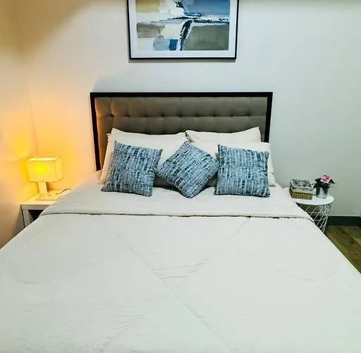 Apartment 10f Luxury 1br At Park Mckinley West Near Venice Mall Manila