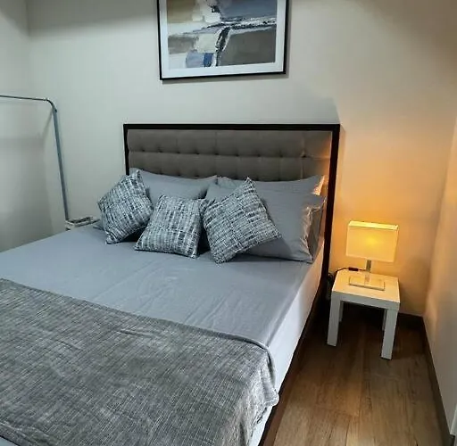 Apartment 10f Luxury 1br At Park Mckinley West Near Venice Mall Manila
